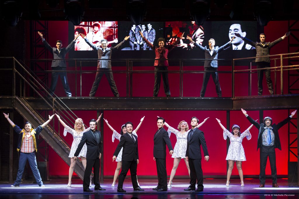 Jersey Boys il Musical Teatro Nuovo di Milano Regia di Claudio Insegno con: Alessandro Mastromarino, Marco Stabile, Claudio Zanelli, Flavio Gismondi, Alice Mistroni, Felice Casciano, Brian Boccuni, Giada D'Auria, Massimo Francese, Pasquale Girone, Roberto Lai, Gloria Miele, Elena Nieri, Giuseppe Orsillo, Giulio Pangi.